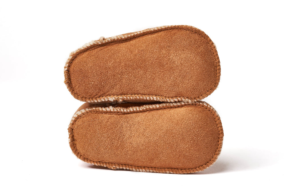 Schapenwollen baby slofjes met stiksels